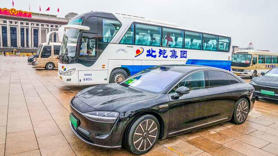 智电新车首“上会” 总集团连续22年为全国两会提供用车和服务保障